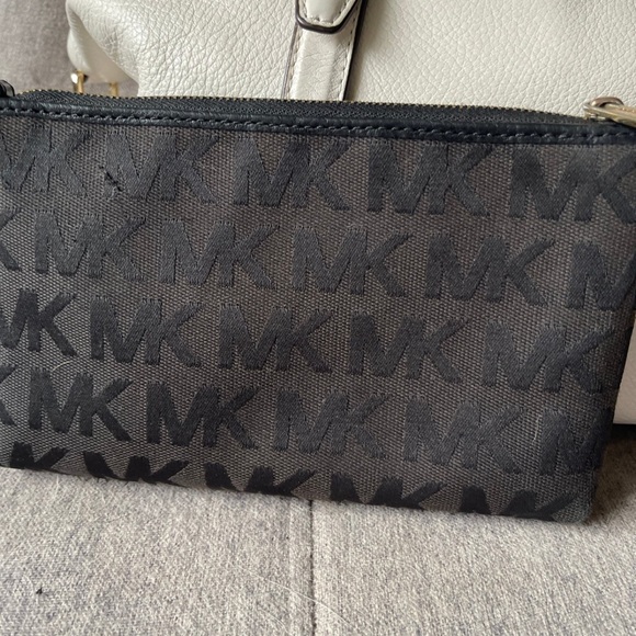 Michael Kors Leather bag and Full Sized Wristlet Bundle - Picture 3 of 8